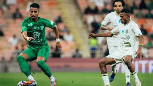 الأهلي يهزم الحزم 2-0 في الدوري السعودي ويلاحق الهلال على الصدارة