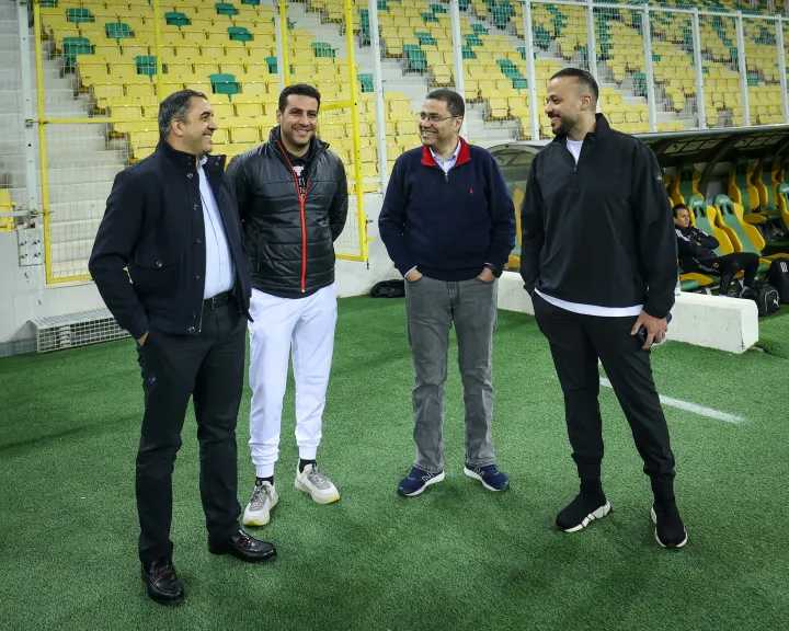 السفير المصري بالجزائر يؤازر الأهلي في المران