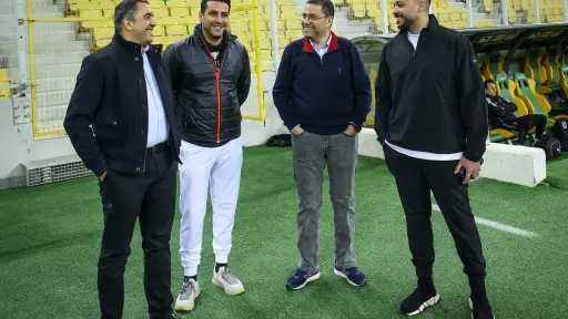 السفير المصري بالجزائر يؤازر الأهلي في المران السفير المصري بالجزائر يؤازر الأهلي في المران