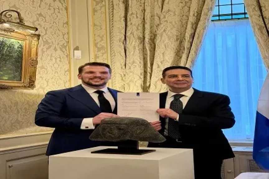 سفير مصر بهولندا يشارك في مراسم التسليم الرسمية لرأس حجري نادر منسوب إلى عصر الملك تحتمس الثالث