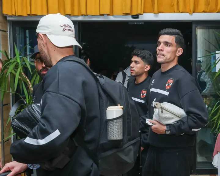 عودة بعثة الأهلي إلى القاهرة بعد مواجهة شبيبة القبائل في دوري أبطال إفريقيا