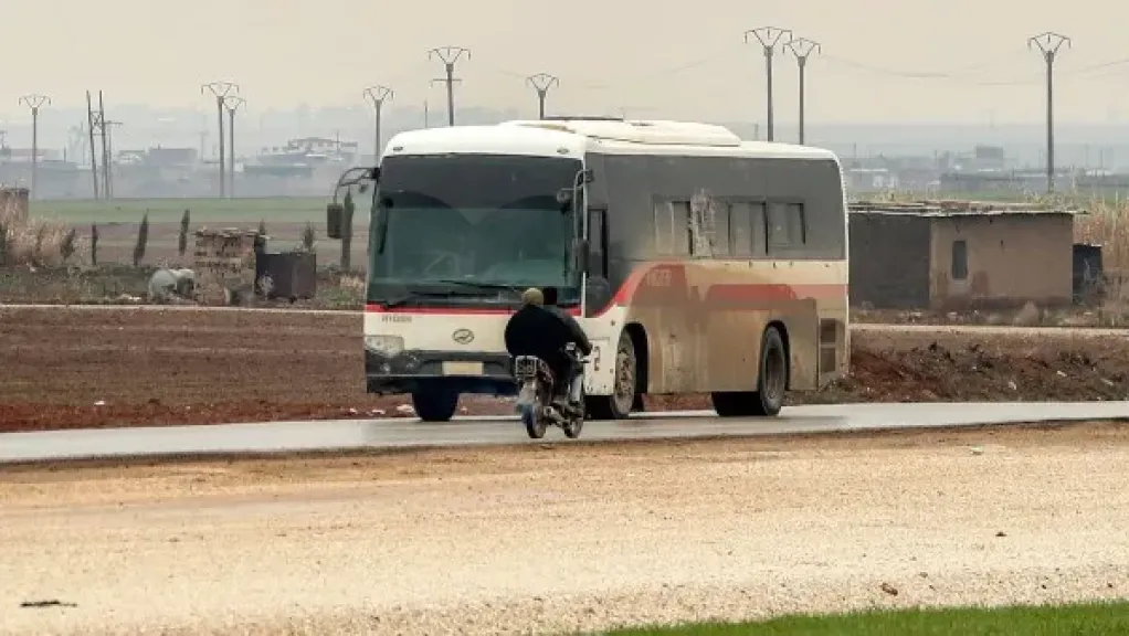 حافلة تضم عناصر داعش