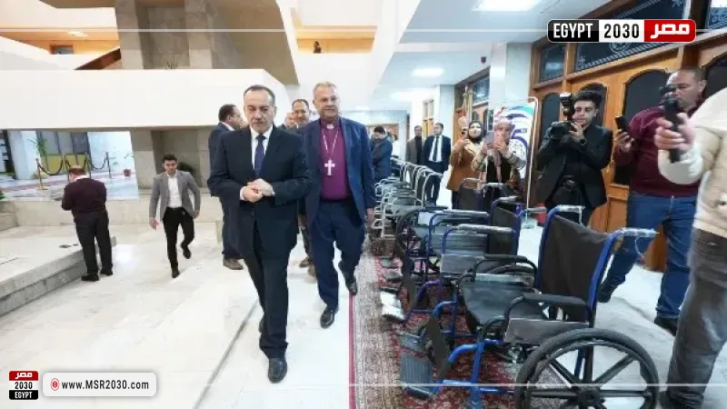 محافظ أسيوط يتسلم 30 كرسيًا متحركًا لمدارس التربية الفكرية