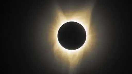 استخدام نظارات مخصصة .. موعد كسوف الشمس يوم 17 فبراير 2026