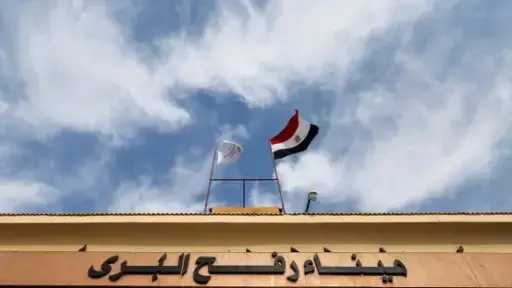 وصول الدفعة الخامسة من العائدين إلى قطاع غزة لمعبر رفح البري