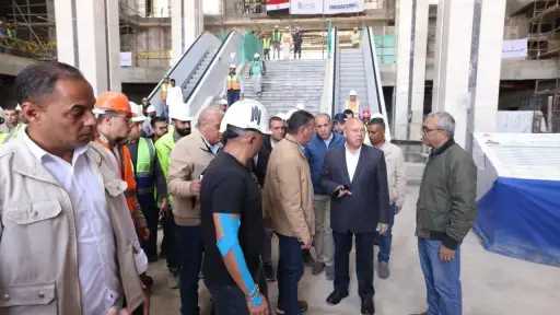 والنقل يتفقد مواقع العمل بالخط الأول من شبكة القطار الكهربائي في المسافة من العلمين حتى الإسكندرية