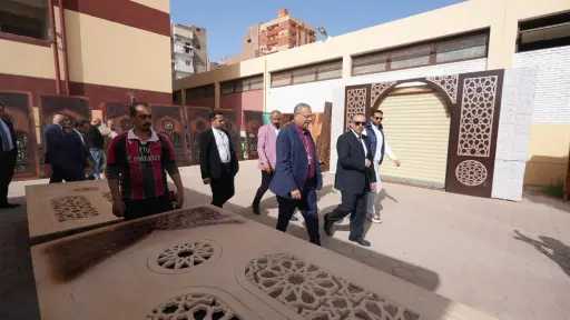 محافظ أسيوط ورئيس الطائفة الإنجيلية يتفقدان مركز الحرف اليدوية والتراثية تمهيدًا لافتتاحه