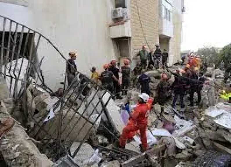 فرق الإنقاذ تبحث عن ناجين إثر انهيار مبنى شمالي لبنان