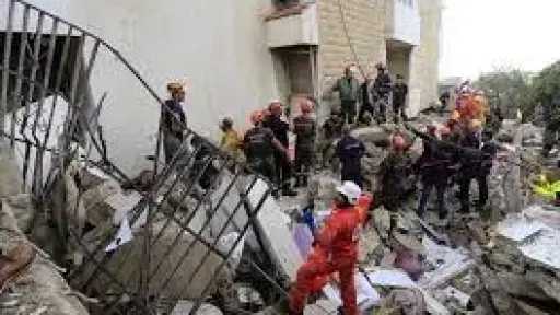 فرق الإنقاذ تبحث عن ناجين إثر انهيار مبنى شمالي لبنان