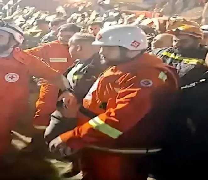 انتشال جثة سيدة وطفل بالمبنى المنهار بطرابلس في لبنان