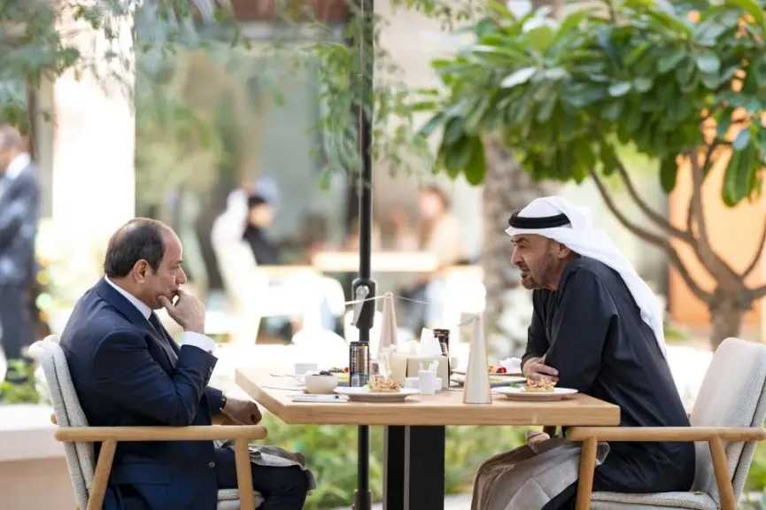 السيسي ونظيره الإماراتي يعقدان لقاءً ثنائيا على غداء عمل ويشيدان بالتنسيق والتشاور والتعاون