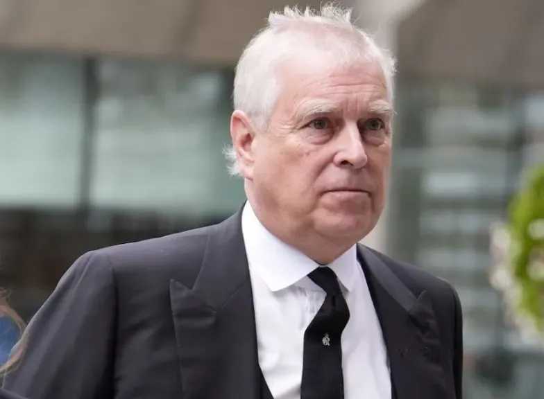 رسائل تظهر عرض الأمير البريطاني السابق آندرو ملفات تجارية على إبستين