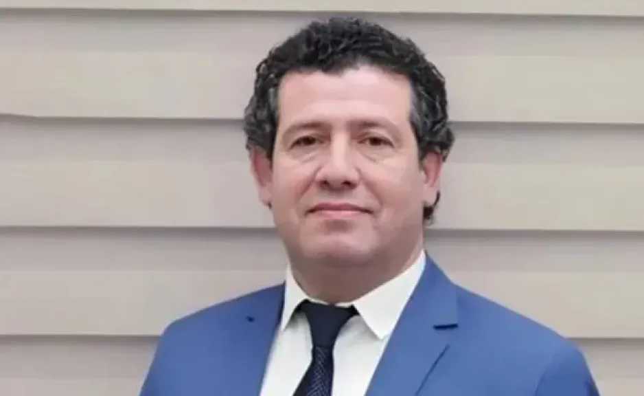 في وقفة لعائلات الأسرى بـ غزة.. طفلان يرفعان صورة والدهما الشهيد طلبا للعدالة