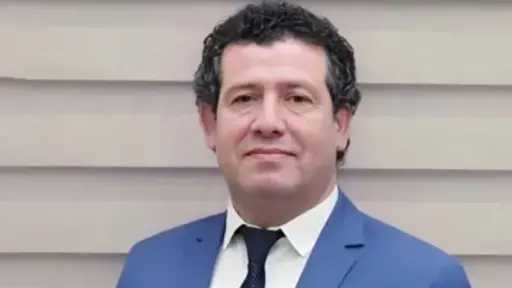 في وقفة لعائلات الأسرى بـ غزة.. طفلان يرفعان صورة والدهما الشهيد طلبا للعدالة