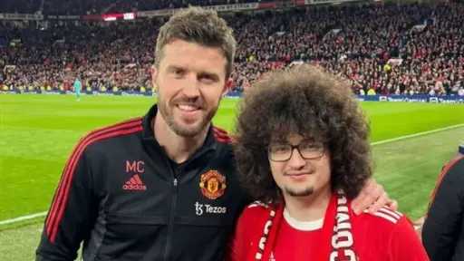 كاريك عن المشجع الذي وعد بقص شعره: لفت انتباهي إليه أولادي