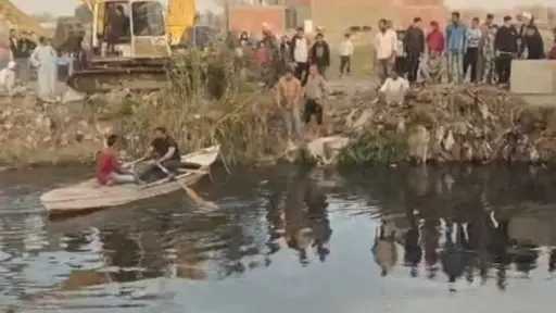 انتشال جثمان سيدة بعد سقوطها في مصرف زاوية النجار بالقليوبية