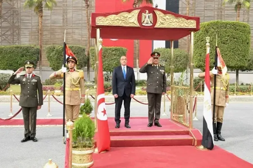 وزير الدفاع يبحث مع نظيره التونسي تعزيز التعاون العسكري المشترك