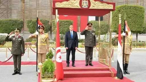 وزير الدفاع يبحث مع نظيره التونسي تعزيز التعاون العسكري المشترك