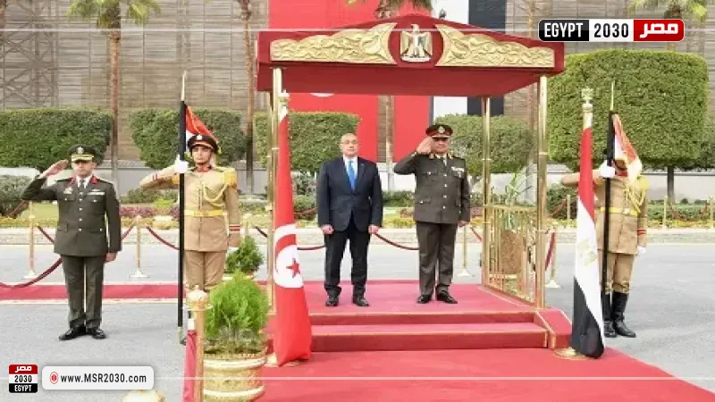 وزير الدفاع يبحث مع نظيره التونسي تعزيز التعاون العسكري المشترك