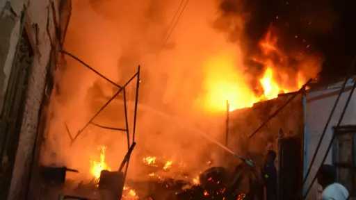 السيطرة على حريق داخل ورشة أخشاب بقرية أبوكساه في الفيوم