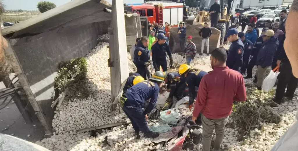 مصرع شخصين في حادث انقلاب تريلا بطريق كارفور محرم بك بالإسكندرية