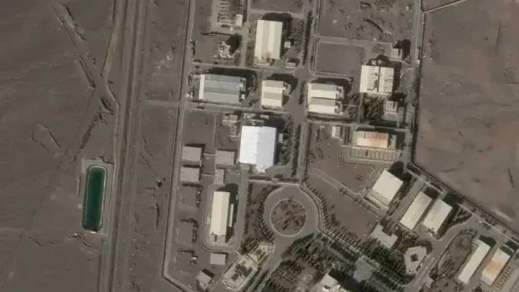 تحسبا لهجوم.. صور أقمار صناعية تظهر تحصين إيران منشأة نووية بأصفهان
