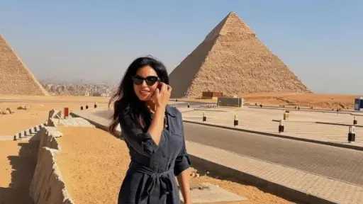 نسرين أمين تتألق بإطلالة جذابة أمام الأهرامات وتكشف كواليس «حق ضايع»
