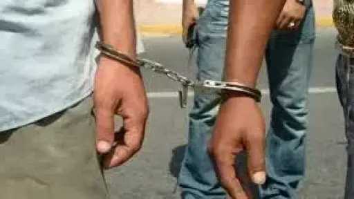 ضبط سائق ميكروباص سمح لأطفال بالتشبث بسيارته أثناء السير في سوهاج