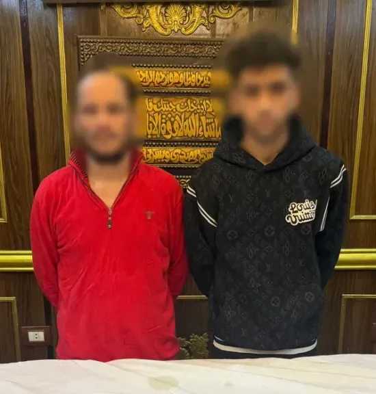 ضبط لصين استوليا على لوحة إعلانات بعد سقوطها بالرياح العاتية في الشرقية