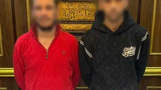 ضبط لصين استوليا على لوحة إعلانات بعد سقوطها... ضبط لصين استوليا على لوحة إعلانات بعد سقوطها بالرياح العاتية في الشرقية