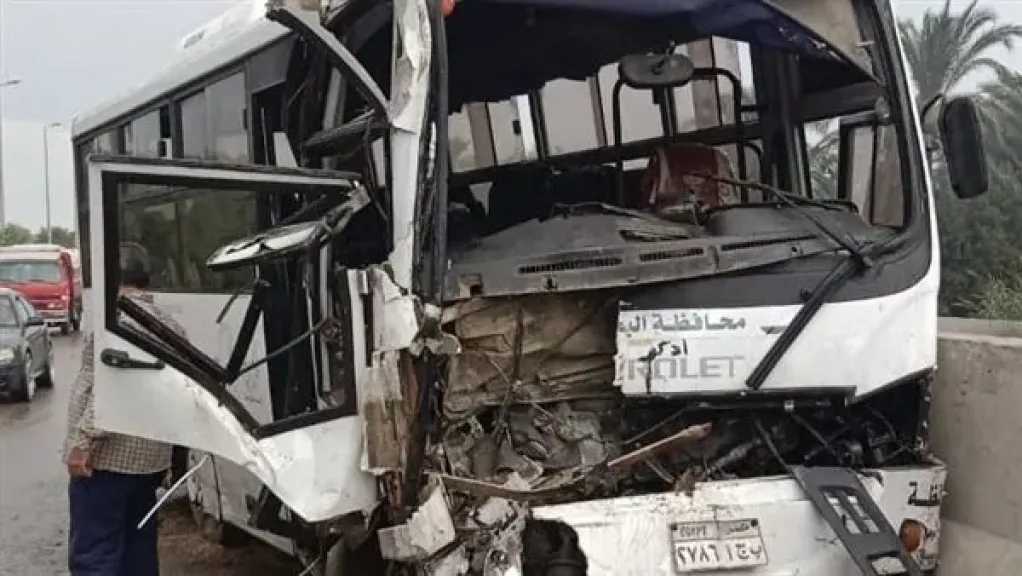 9 مصابين في حادث تصادم بين أتوبيس ميني باص وسيارة نقل بطريق السويس