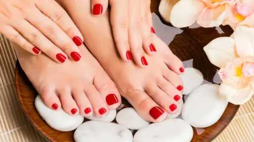 وصفات طبيعية لتفتيح اليدين والقدمين