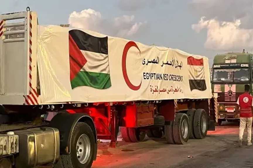 الهلال الأحمر المصري يطلق قافلة «زاد العزة 136» محملة بـ7,800 طن مساعدات إلى غزة