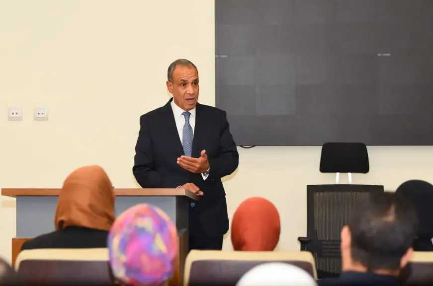 وزير الخارجية يتفقد سير العمل بقطاع التعاون الدولي.. ويؤكد على التكامل بين الملفات السياسية والاقتصادية