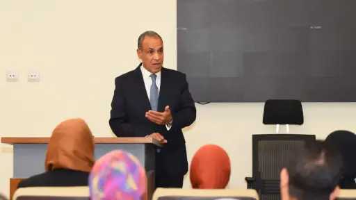 وزير الخارجية يتفقد سير العمل بقطاع التعاون الدولي.. ويؤكد على التكامل بين الملفات السياسية والاقتصادية