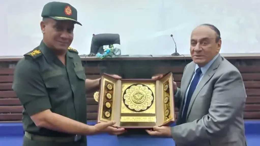 اللواء سمير فرج يهنئ الفريق أشرف سالم بعد تعيينه وزيرًا للدفاع والإنتاج الحربي