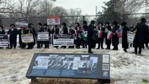 محتجون خارج البيت الأبيض يصفون نتنياهو بـ مجرم حرب