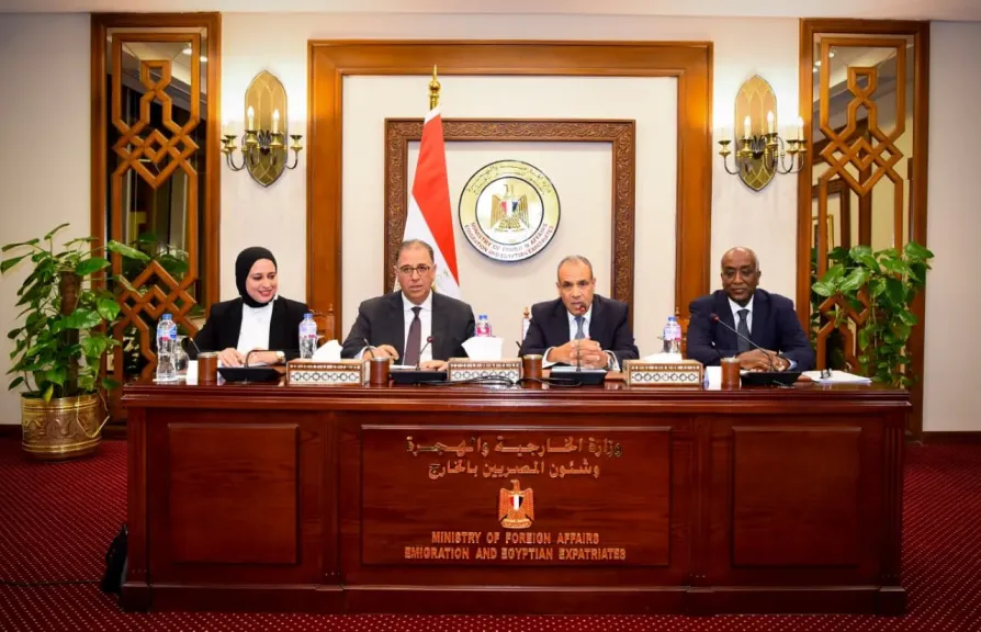 وزير الخارجية يجتمع بقيادات الوزارة
