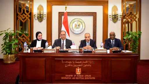 وزير الخارجية يجتمع بقيادات الوزارة ويؤكد أهمية مواصلة تطوير الأداء المؤسسي