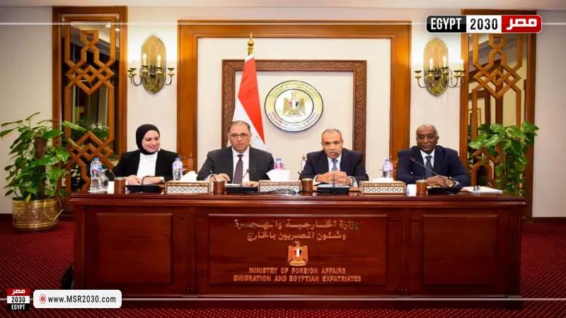 وزير الخارجية يجتمع بقيادات الوزارة