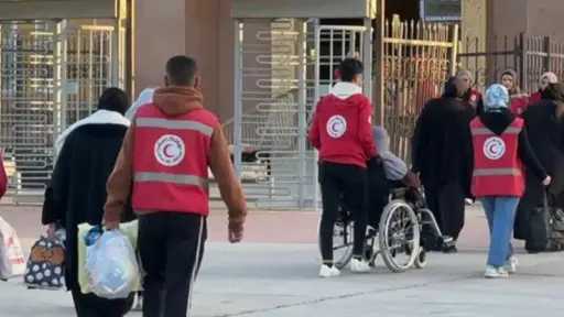 الفلسطينيون العائدون لغزة ينهون إجراءات العودة للقطاع في الجانب المصري لمعبر رفح