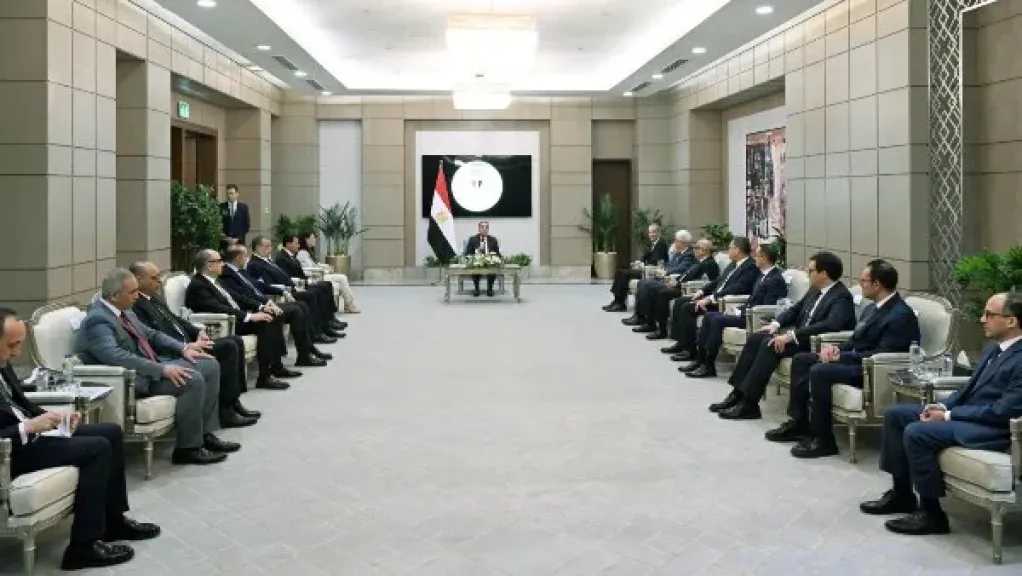 رئيس الوزراء يُكرم الوزراء السابقين.. ويؤكد: نستكمل ما تم بناءه