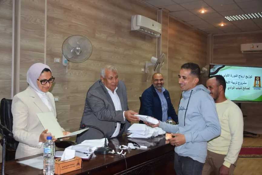 محافظ الوادي الجديد يشهد تسليم أرباح مشروع تسمين الماشية