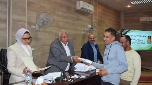 محافظ الوادي الجديد يشهد تسليم أرباح مشروع تسمين الماشية