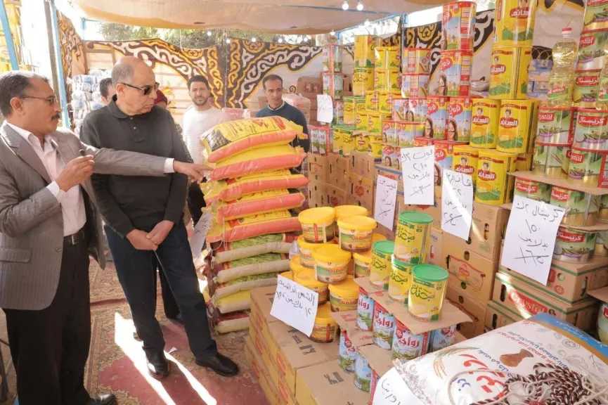 محافظ المنيا يفتتح منفذًا للسلع الغذائية بأسعار مخفضة بمركز بني مزار
