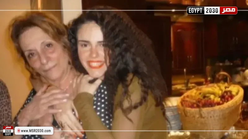 دنيا عبدالعزيز ووالدتها 