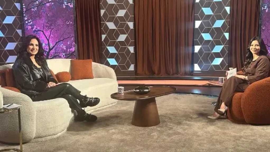 أمل رزق تكشف تفاصيل مشوارها الفني وأصعب محطات حياتها في برنامج “ورقة بيضا”