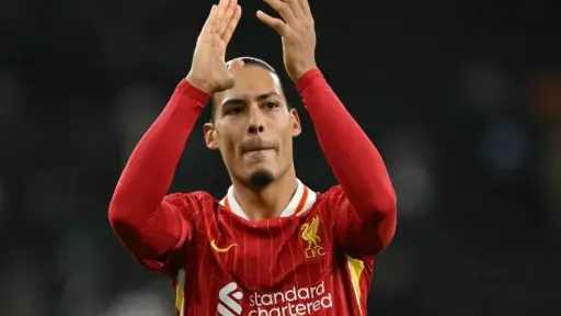 فان دايك: على لاعبي ليفربول الارتقاء بمستواهم لتعويض رحيل صلاح وروبرتسون