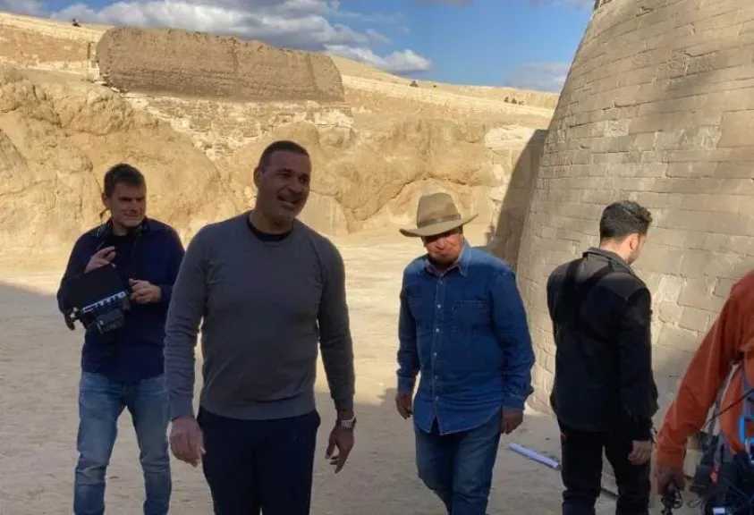 أسطورة كرة القدم الهولندي: زيارات القاهرة تمنحني شعورًا لا يُنسى أمام الأهرامات