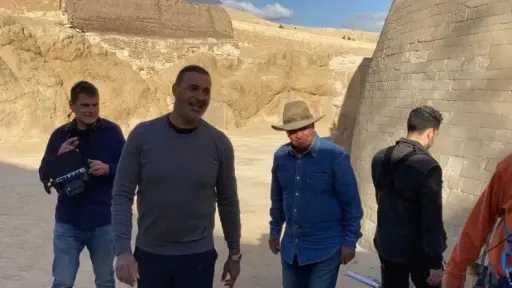 أسطورة كرة القدم الهولندي: زيارات القاهرة تمنحني شعورًا... أسطورة كرة القدم الهولندي: زيارات القاهرة تمنحني شعورًا لا يُنسى أمام الأهرامات